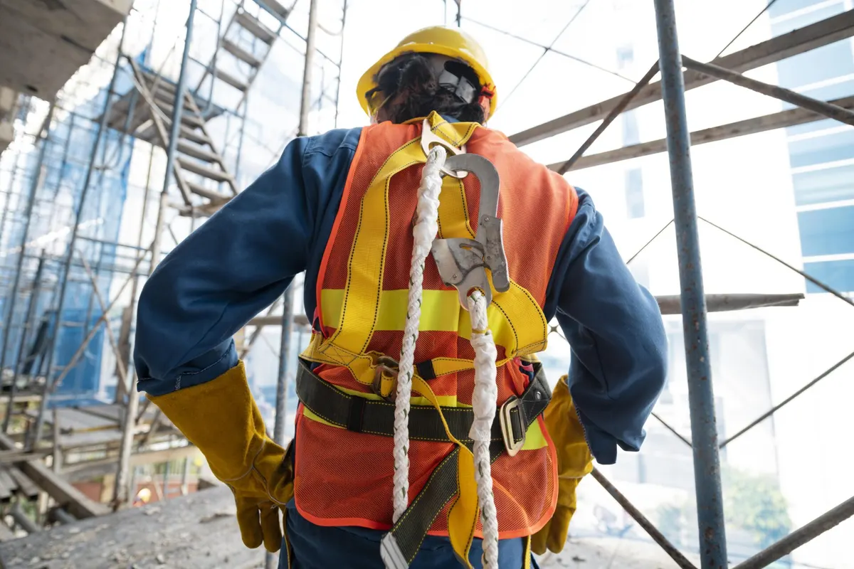 Trabalha em condições perigosas? Saiba quais são seus direitos e como se proteger