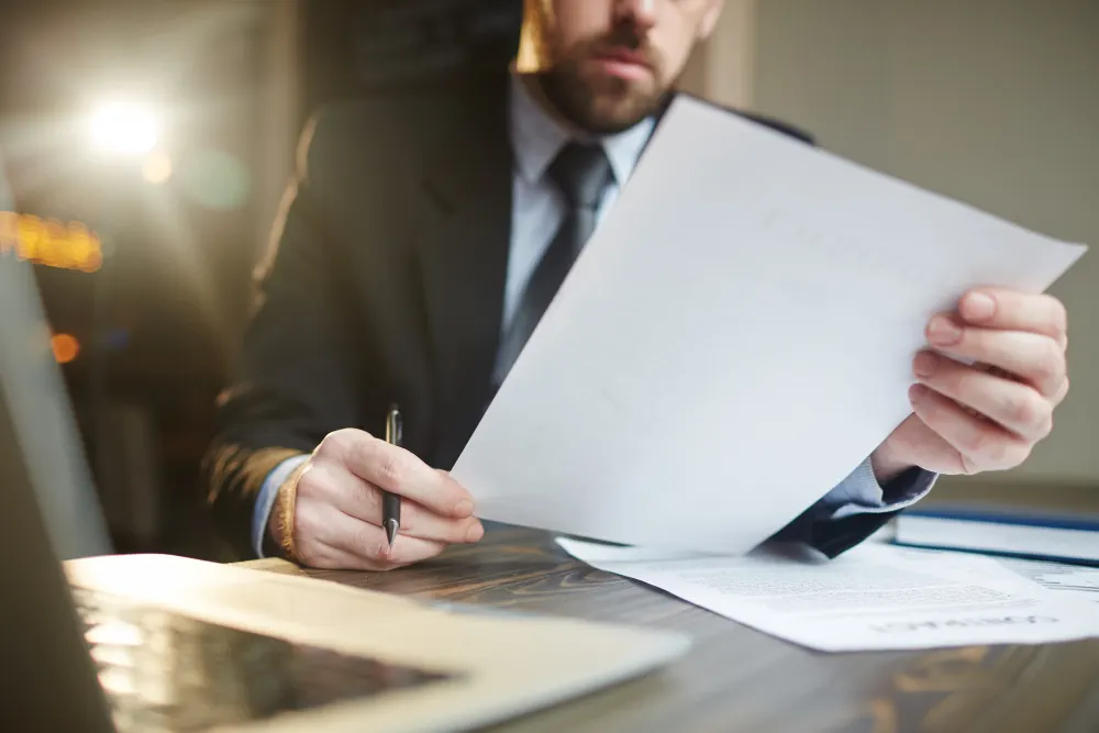 Posso entrar com ação trabalhista mesmo trabalhando na empresa?