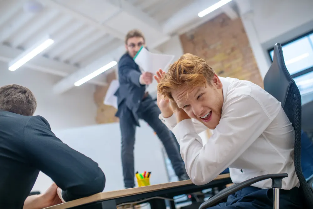 Agressão sofrida no ambiente de trabalho: quem deve indenizar?
