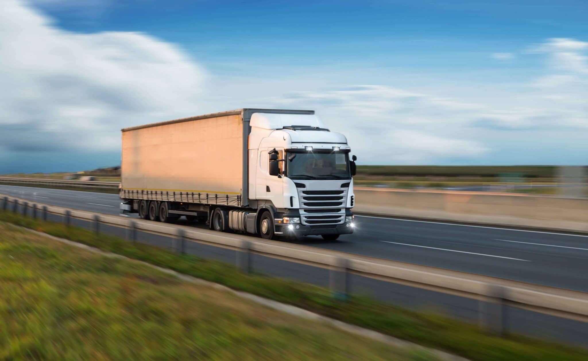 Blindagem Jurídica no Transporte: 3 Pontos que Não Podem Faltar nos Seus Contratos e Seguros